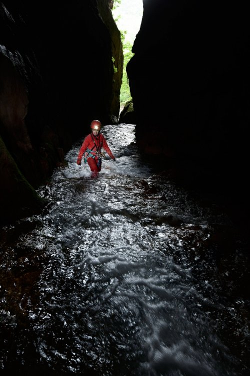 Grotte de Castelbouc - Remontée de la rivière dans la galerie d'entrée(SP-18-1460)